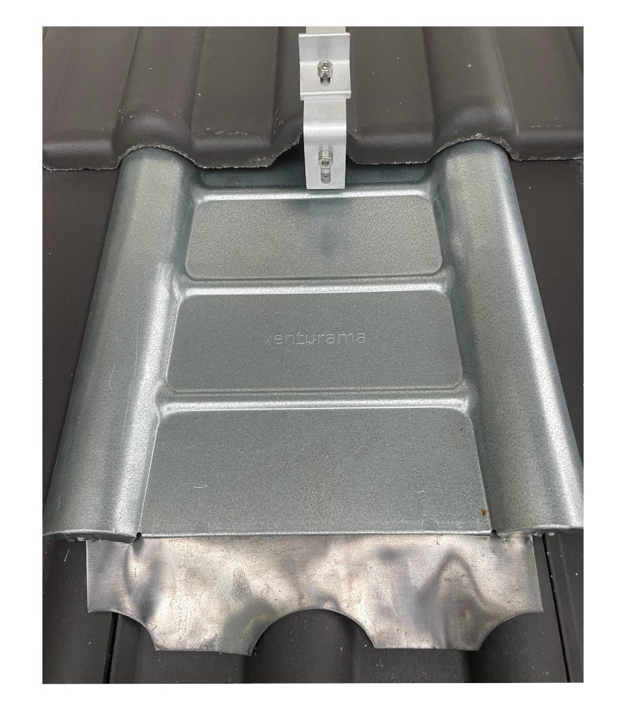 Montagebeispiel - Blechziegel Frankfurter Pfanne für Photovoltaik Anlagen - Metalldachplatten