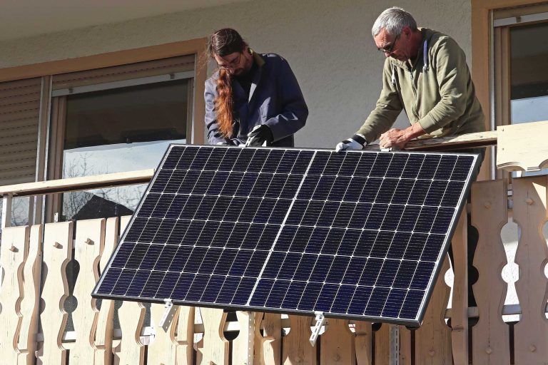 Eine Gesetzesreform erleichtert den Einbau von Steckersolaranlagen, da Eigentümer und Vermieter die Installation nicht mehr verweigern können.