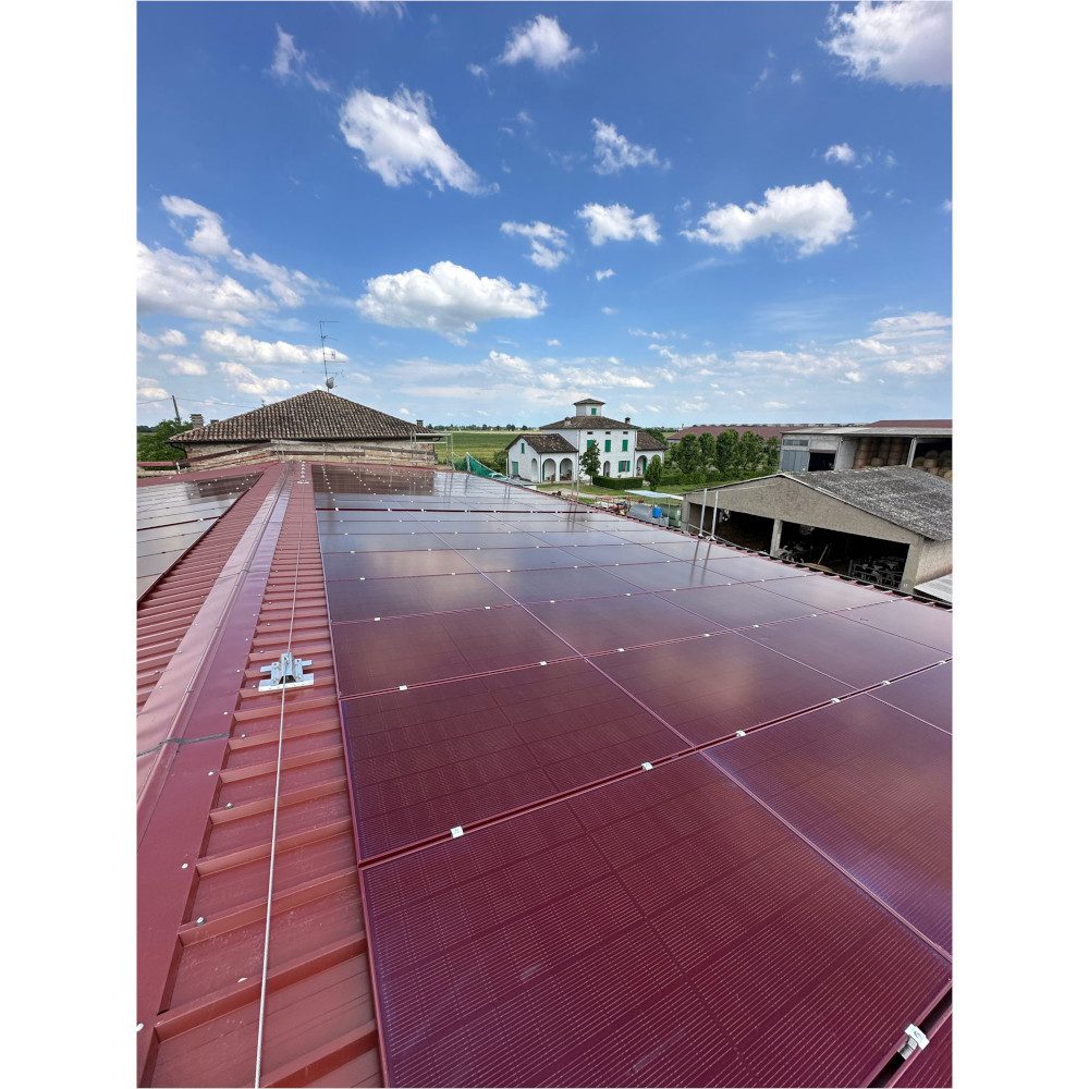 FuturaSun Silk® Nova Rote PV-Module 370W auf Dach montiert