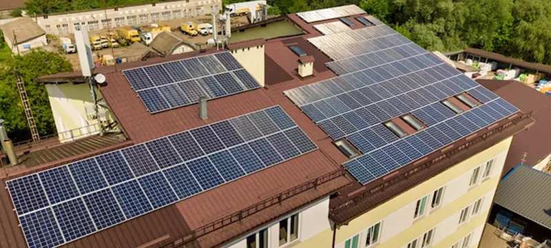 Solarpanele auf dem Dach eines Mehrfamilienhauses