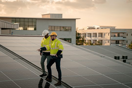 Zwei Solar Monteure auf einem Wohngebäude