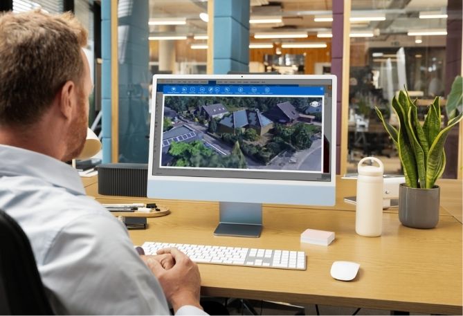 Mitarbeiter nutzt das solar.Pro.Tool auf einem Computer im Büro