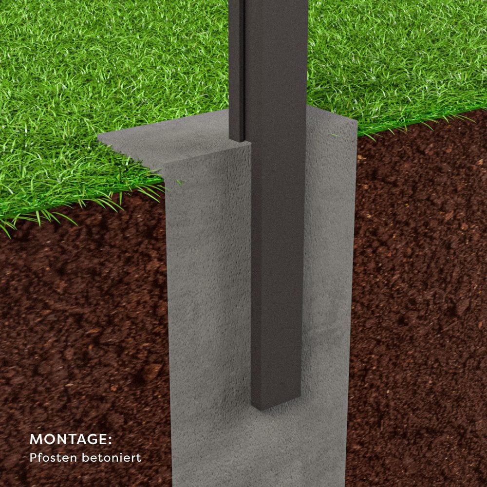 Ein Pfosten des FlexPVence Solarzaun 2,0 x 1,84 m Zaunfeld mit PV Modul wird senkrecht in einem Betonfundament inmitten von Erde und grünem Gras verankert. Der Beton fixiert den Pfosten sicher. Text unten: MONTAGE: Pfosten betoniert.