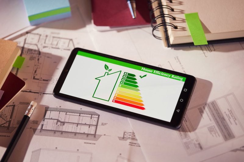 Energieeffizienz Skala auf Bauplänen eines Hauses mit Solardach