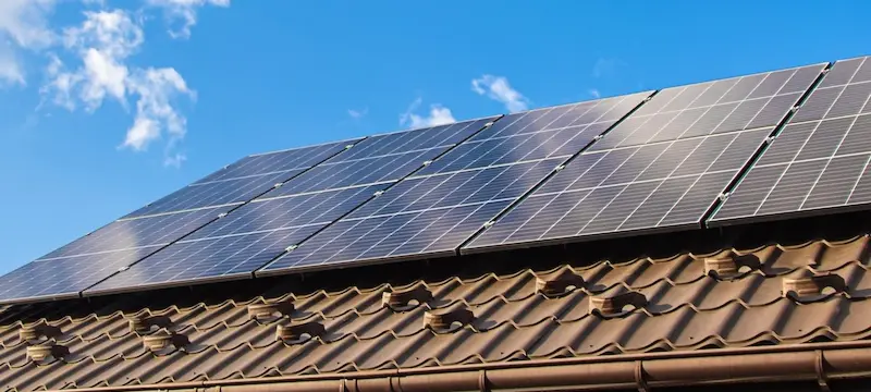 Solaranlage auf Dach bei Sonnenschein