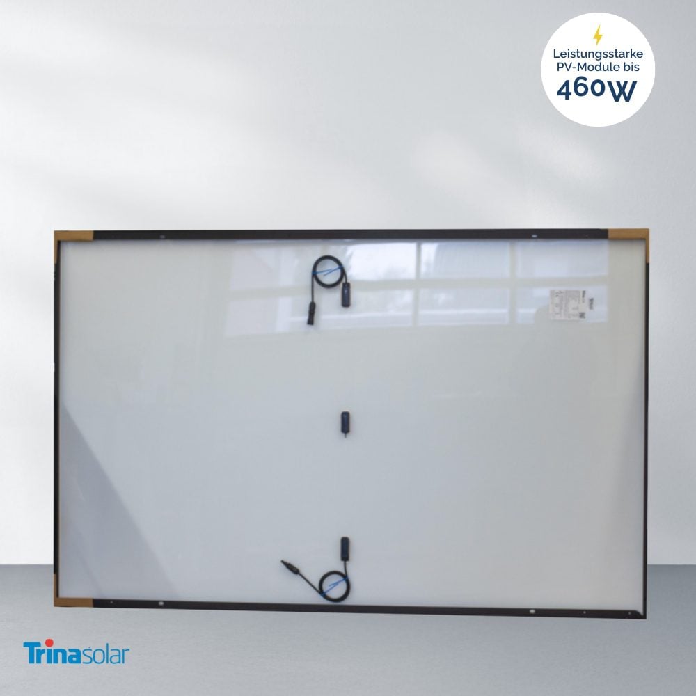 Ein großes Trina Vertex S+ 460W Glas-Glas TSM-NEG9R.28 Solarmodul ist von hinten gesehen an eine Wand gelehnt, von dessen Rückseite zwei schwarze Kabel herabhängen. Das Trinasolar-Logo befindet sich unten links und "460W" erscheint in der oberen rechten Ecke.
