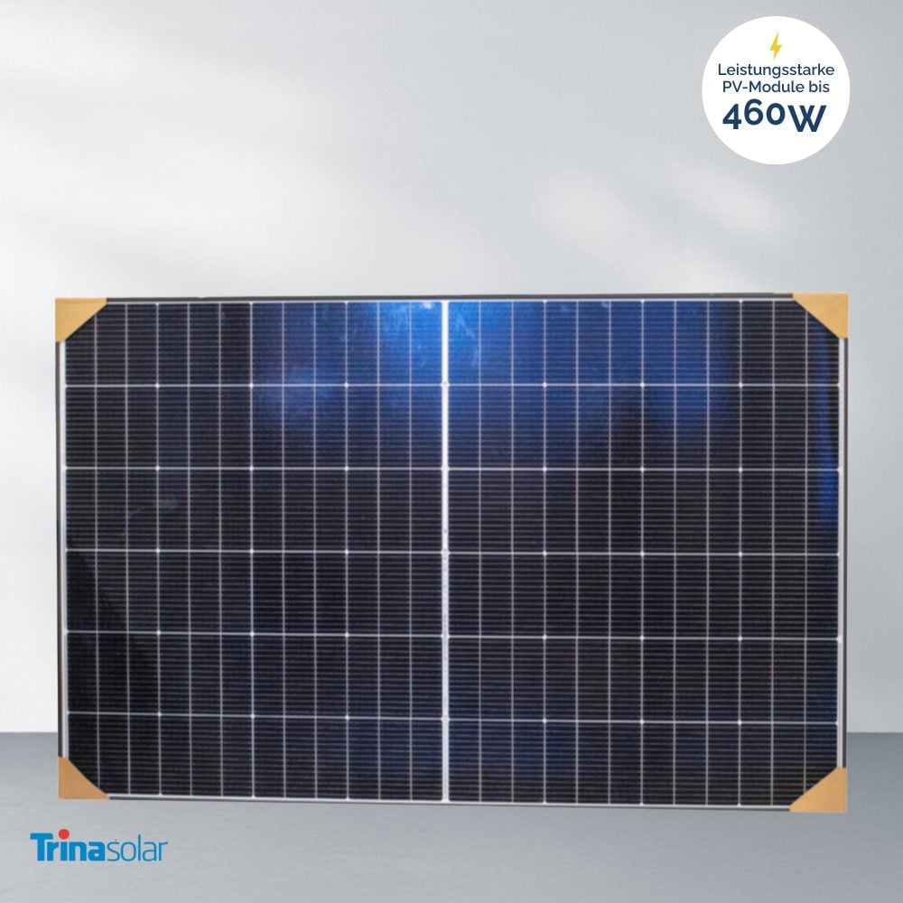 Ein großes schwarzes Trina Vertex S+ 460W Glas-Glas TSM-NEG9R.28 Solarmodul mit einem Gittermuster steht aufrecht in einem Innenraum; das Trina Solar-Logo befindet sich unten links, und ein kreisförmiges Etikett oben rechts zeigt eine Leistung von bis zu 460W an.