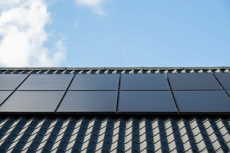 Moderne schwarze Solarpaneele