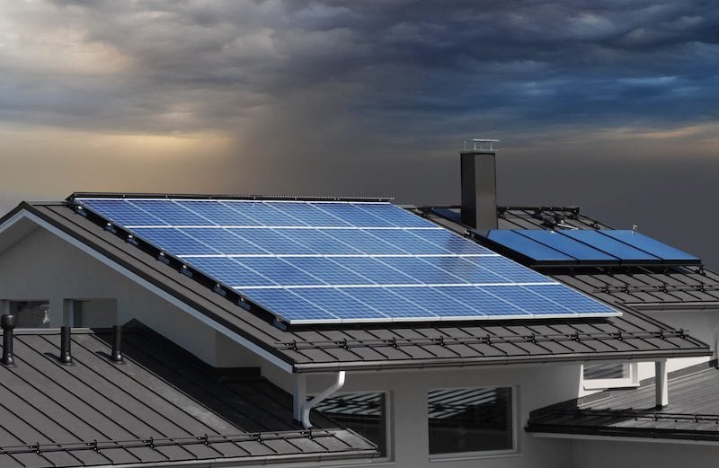 Robuste Solar Anlage auf einem Dach bei schlechtem Wetter