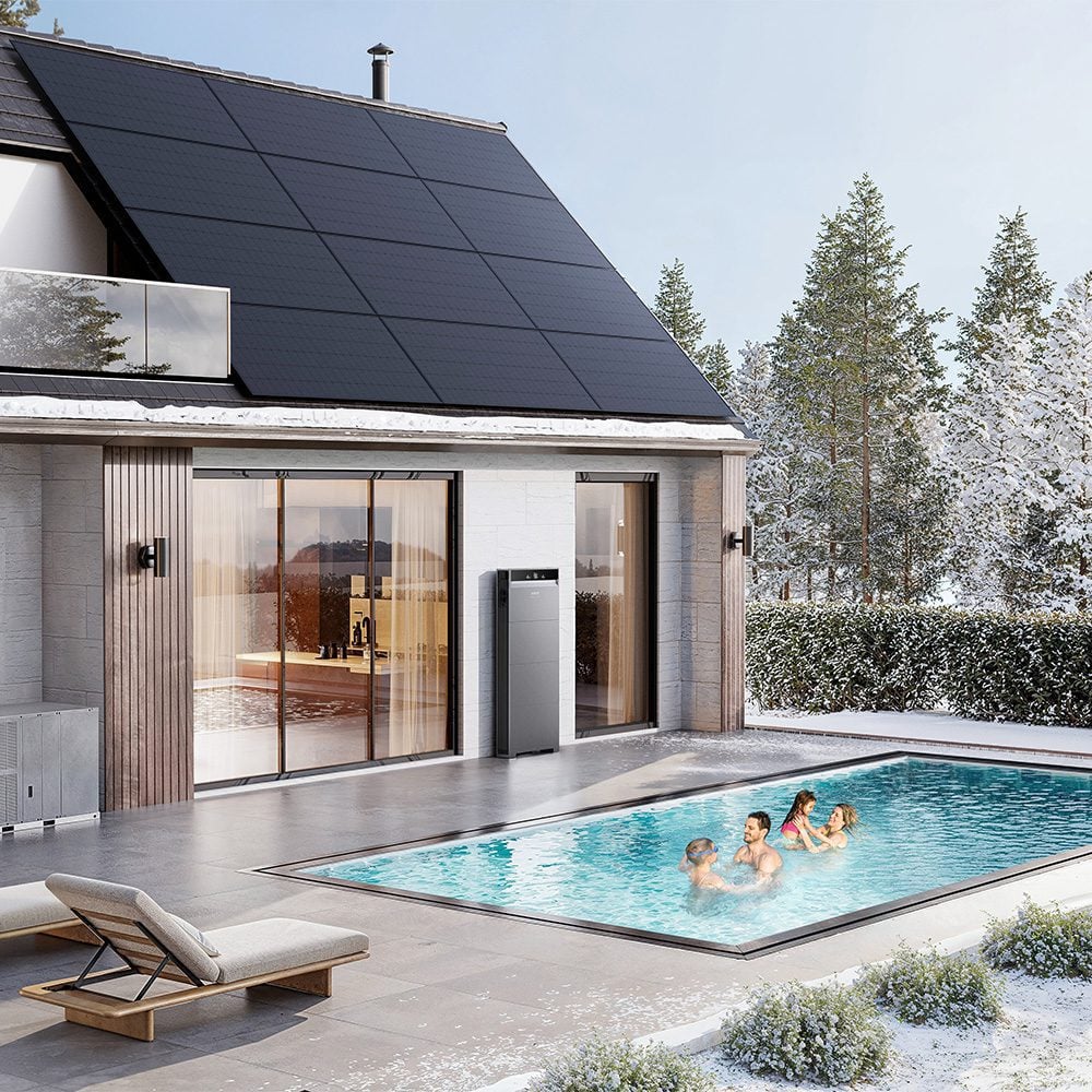 Produktbild neben der Terrasse steht ein schlanker Anker SOLIX X1 Speicher