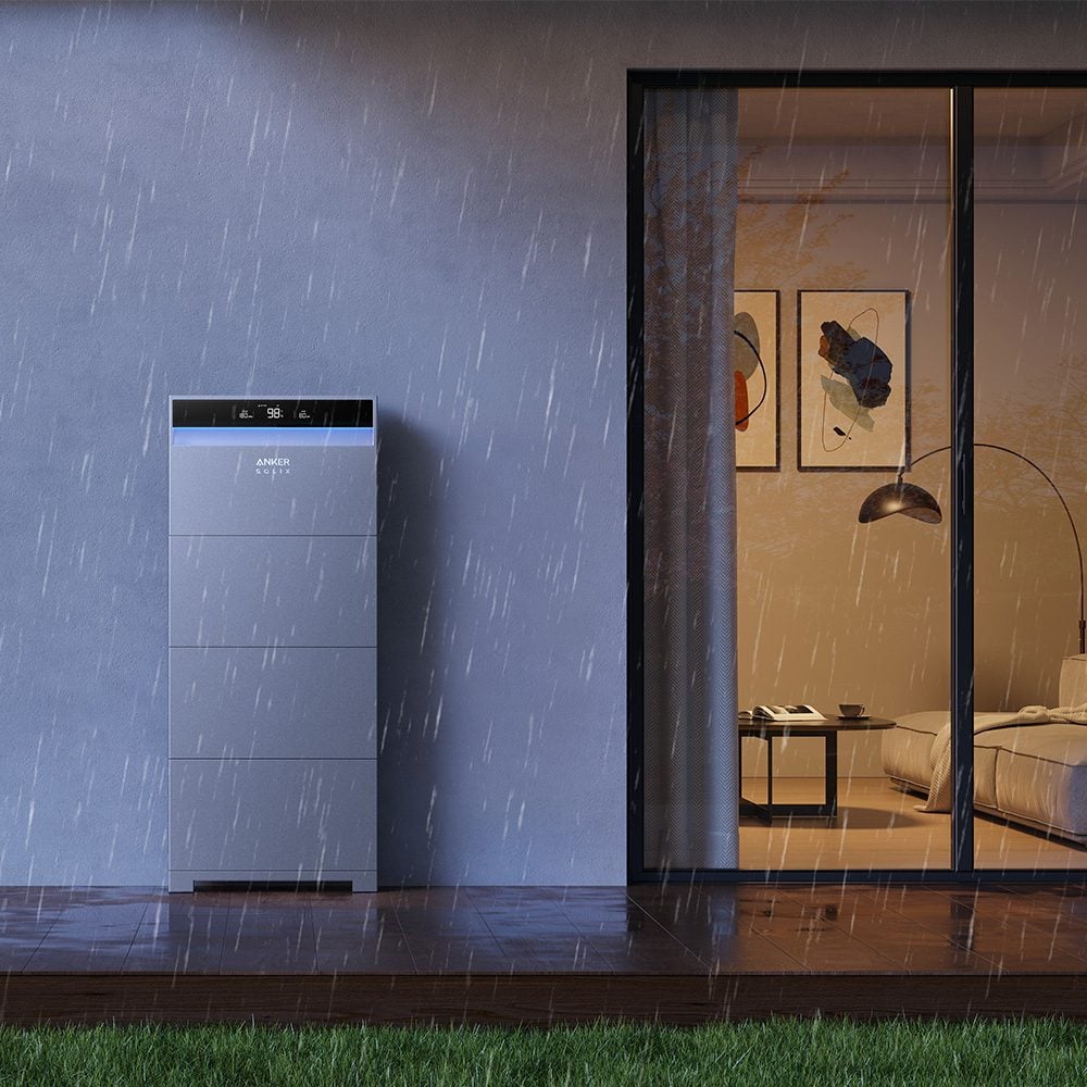 Produktbild Anker X1 Speicher bei starkem Regen an der Außenwand;