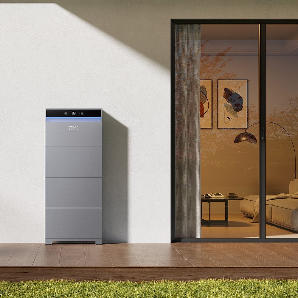 Produktbild Anker X1 Speicher an sonniger Fassade neben bodentiefer Fensterfront