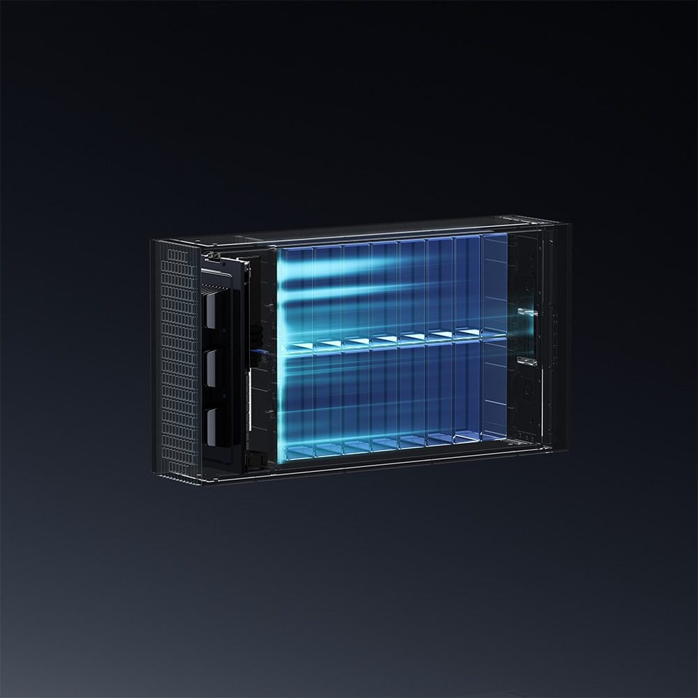 Aufgeschnittenes Batteriemodul zeigt transparente Zellblöcke und blau leuchtende Kühlkanäle vor dunklem Hintergrund.