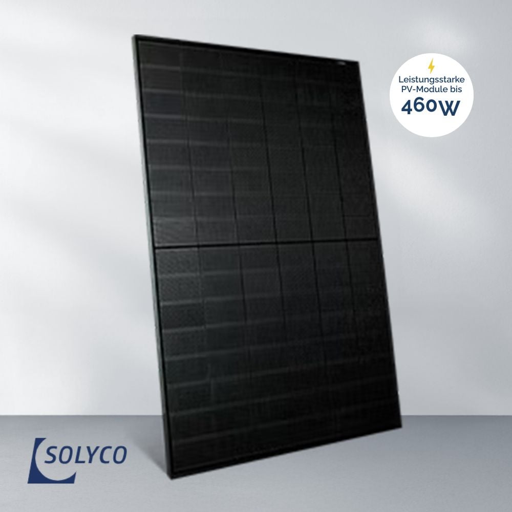 Ein schwarzes Solyco R-BG 96n.5 460-W-Glas-Glas-TOPCon-Solarmodul mit elegantem Design steht aufrecht vor einem hellen Hintergrund. Auf einem Etikett steht „Leistungsstarke PV-Module bis 460 W“. Das SOLYCO-Logo befindet sich in der unteren linken Ecke.