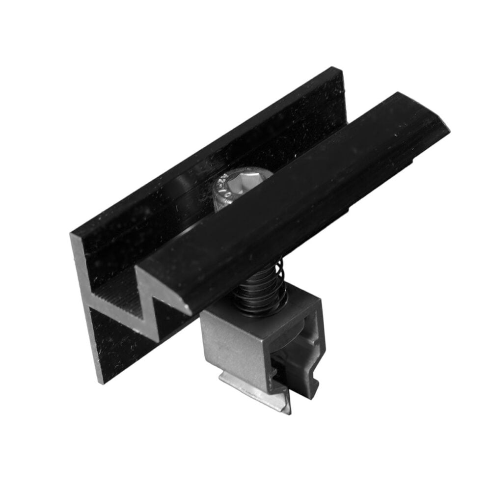 Das V8 Montageset - Trapezblech - für 2 PV-Module (quer, untereinander) zeichnet sich durch einen schwarzen Zickzack-Metallbügel aus, der an einer federbelasteten grauen Klemme und Schraube befestigt ist, die isoliert vor einem weißen Hintergrund dargestellt sind.