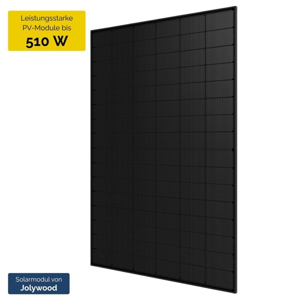 Ein Jolywood 510W bifazial 2mm Glas-Glas JW-HD108N Full Black Solarmodul steht aufrecht. Auf einem gelben Etikett steht in deutscher Sprache "Leistungsstarke PV-Module bis 510 W". Auf einem blauen Etikett unten links steht "Solarmodul von Jolywood".