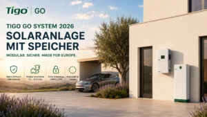 Ein modernes Haus mit an der Wand montierten Solar-Speichereinheiten, einem geparkten Elektroauto und einem Text, der auf Deutsch für die Solarstromlösung „Tigo GO System 2026“ wirbt. Lavendelpflanzen schmücken den Vorgarten.